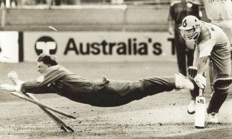 Jonty Rhodes’ run-out in 1992: Jonty Rhodes’ iconic run-out of Inzamam-ul-Haq in the 1992 World Cup is widely regarded as one of the greatest moments in cricket history. The South African fielder showcased amazing athleticism and the presence of mind to run and knock down the stumps while flying parallel to the ground instead of going for a direct hit.
